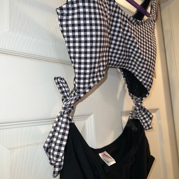 Swimsuit 🖤🤍 - Picture 6 of 6